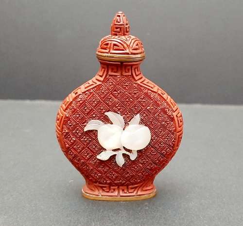 **EXQUISITE: Late 19th Century Chinese Red Cinnabar Snuff Bottle w/ Pearl Applique(7cmx5cm).**