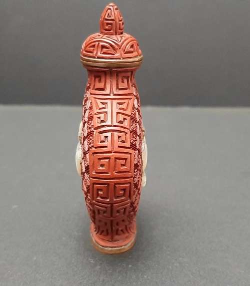 **EXQUISITE: Late 19th Century Chinese Red Cinnabar Snuff Bottle w/ Pearl Applique(7cmx5cm).**