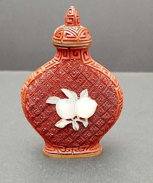 **EXQUISITE: Late 19th Century Chinese Red Cinnabar Snuff Bottle w/ Pearl Applique(7cmx5cm).**