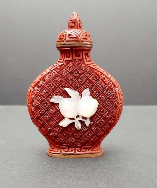 **EXQUISITE: Late 19th Century Chinese Red Cinnabar Snuff Bottle w/ Pearl Applique(7cmx5cm).**