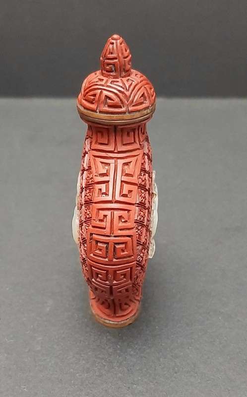 **EXQUISITE: Late 19th Century Chinese Red Cinnabar Snuff Bottle w/ Pearl Applique(7cmx5cm).**