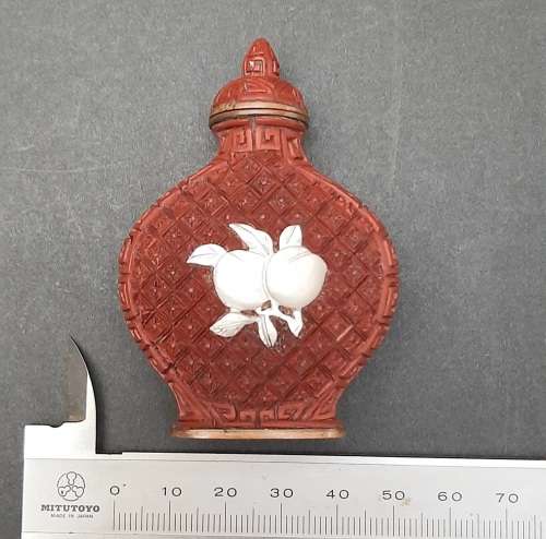 **EXQUISITE: Late 19th Century Chinese Red Cinnabar Snuff Bottle w/ Pearl Applique(7cmx5cm).**