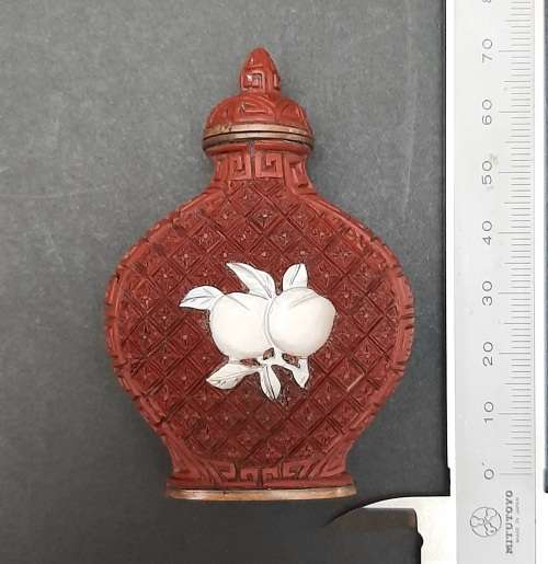 **EXQUISITE: Late 19th Century Chinese Red Cinnabar Snuff Bottle w/ Pearl Applique(7cmx5cm).**