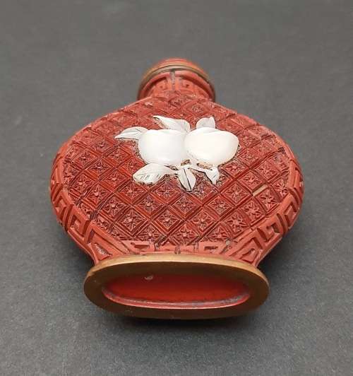 **EXQUISITE: Late 19th Century Chinese Red Cinnabar Snuff Bottle w/ Pearl Applique(7cmx5cm).**