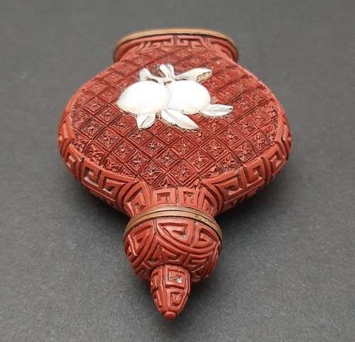 **EXQUISITE: Late 19th Century Chinese Red Cinnabar Snuff Bottle w/ Pearl Applique(7cmx5cm).**