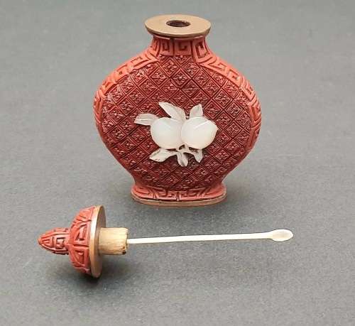 **EXQUISITE: Late 19th Century Chinese Red Cinnabar Snuff Bottle w/ Pearl Applique(7cmx5cm).**
