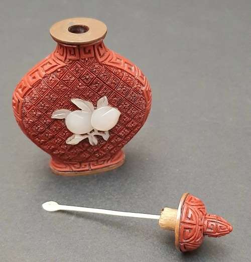**EXQUISITE: Late 19th Century Chinese Red Cinnabar Snuff Bottle w/ Pearl Applique(7cmx5cm).**