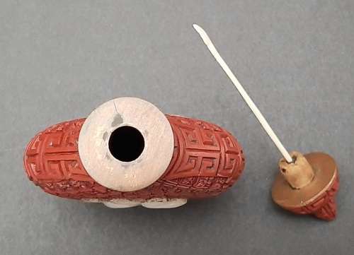 **EXQUISITE: Late 19th Century Chinese Red Cinnabar Snuff Bottle w/ Pearl Applique(7cmx5cm).**