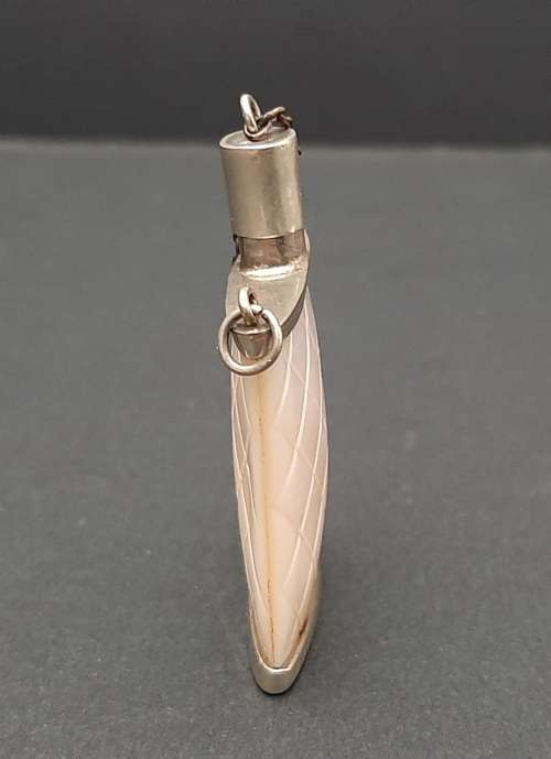 **EXQUISITE : Early 20th Century Chinese Mother of Pearl &  Silver Snuff  Bottle(6cm x 4cm).**