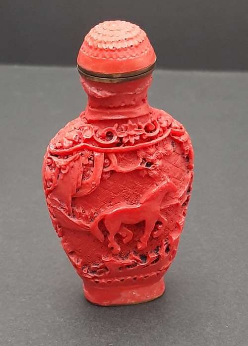 **EXQUISITE : Mid- 20th Century Chinese `Tang Pattern` Resin  Snuff Bottle w/ Spoon (9cm x 4,5cm).**