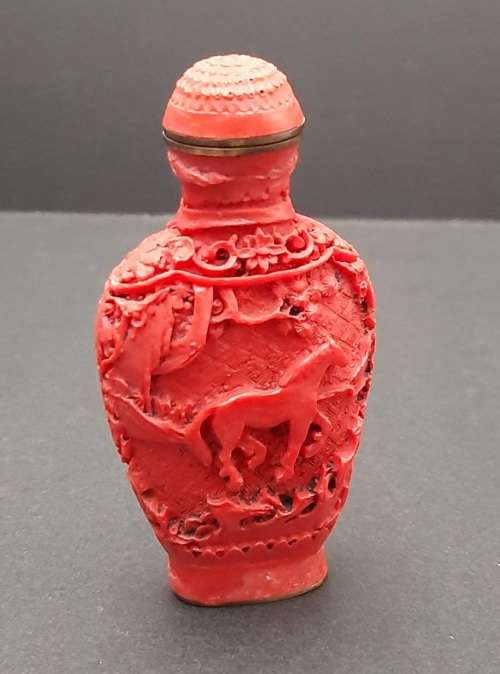 **EXQUISITE : Mid- 20th Century Chinese `Tang Pattern` Resin  Snuff Bottle w/ Spoon (9cm x 4,5cm).**