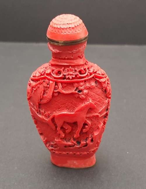 **EXQUISITE : Mid- 20th Century Chinese `Tang Pattern` Resin  Snuff Bottle w/ Spoon (9cm x 4,5cm).**