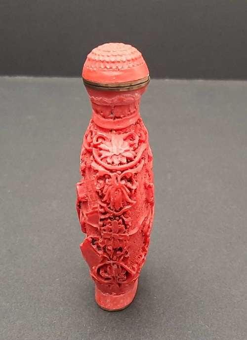 **EXQUISITE : Mid- 20th Century Chinese `Tang Pattern` Resin  Snuff Bottle w/ Spoon (9cm x 4,5cm).**