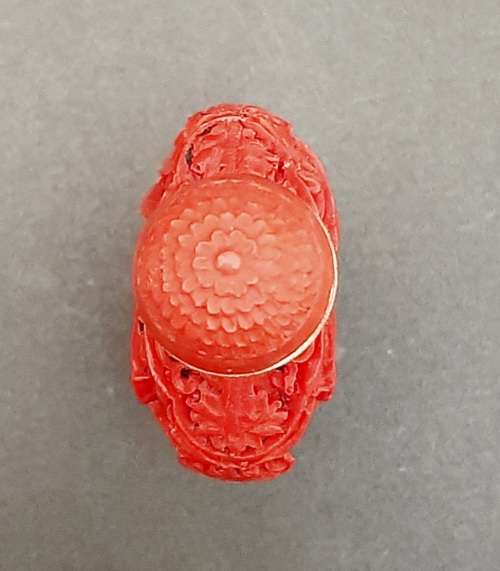 **EXQUISITE : Mid- 20th Century Chinese `Tang Pattern` Resin  Snuff Bottle w/ Spoon (9cm x 4,5cm).**