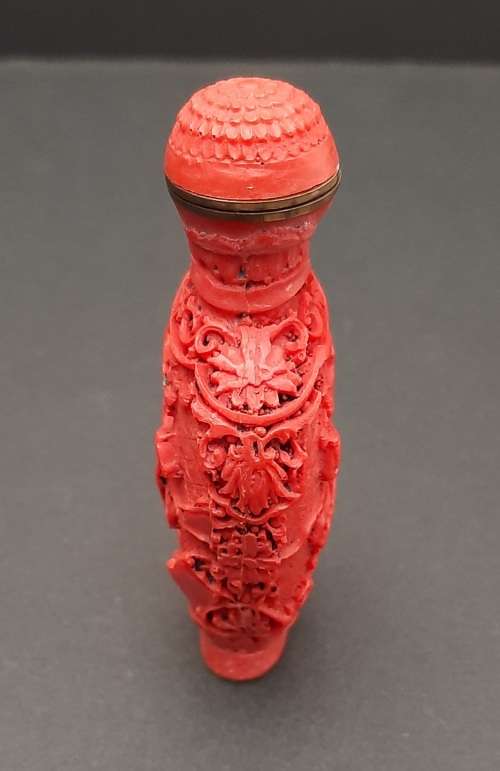 **EXQUISITE : Mid- 20th Century Chinese `Tang Pattern` Resin  Snuff Bottle w/ Spoon (9cm x 4,5cm).**