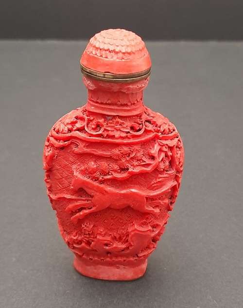 **EXQUISITE : Mid- 20th Century Chinese `Tang Pattern` Resin  Snuff Bottle w/ Spoon (9cm x 4,5cm).**