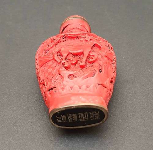 **EXQUISITE : Mid- 20th Century Chinese `Tang Pattern` Resin  Snuff Bottle w/ Spoon (9cm x 4,5cm).**