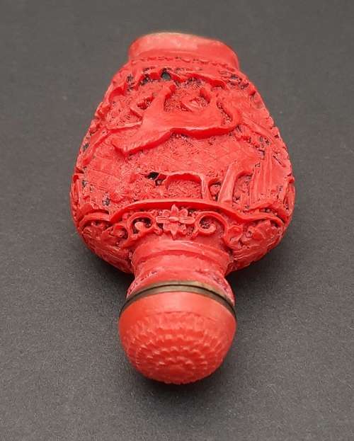 **EXQUISITE : Mid- 20th Century Chinese `Tang Pattern` Resin  Snuff Bottle w/ Spoon (9cm x 4,5cm).**