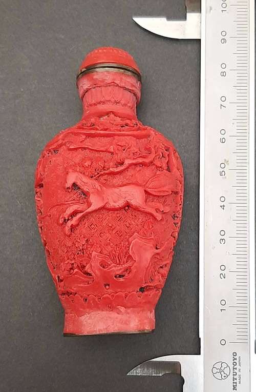 **EXQUISITE : Mid- 20th Century Chinese `Tang Pattern` Resin  Snuff Bottle w/ Spoon (9cm x 4,5cm).**