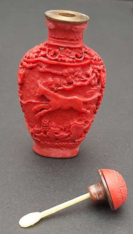 **EXQUISITE : Mid- 20th Century Chinese `Tang Pattern` Resin  Snuff Bottle w/ Spoon (9cm x 4,5cm).**