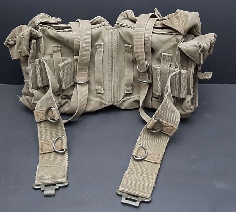 **Border War : 1970s SADF Patt.73 Green Webbing Kidney Pouches w/ Integral Belt  .** 