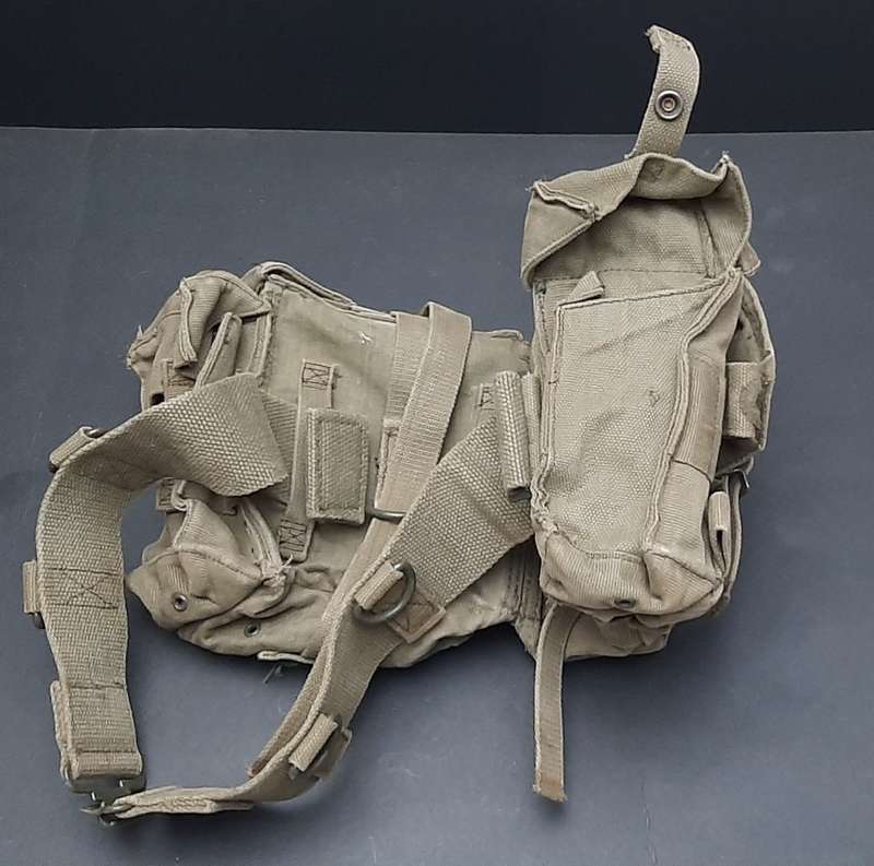 **Border War : 1970s SADF Patt.73 Green Webbing Kidney Pouches w/ Integral Belt  .** 
