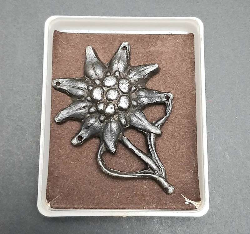 WW2 German Gebirgsjäger `Kriegsmetall` Edelweiss Cap Insignia