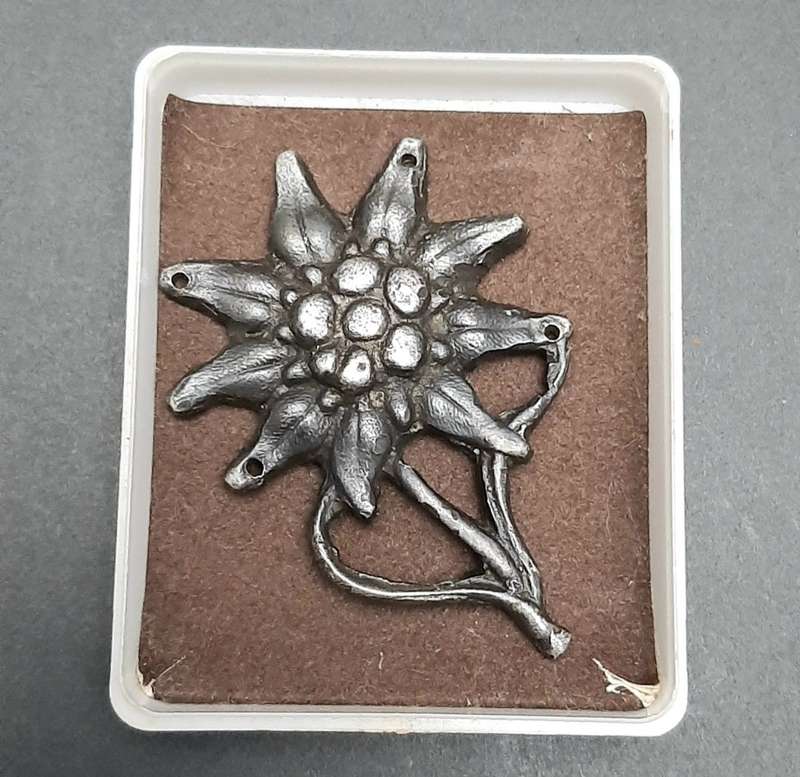WW2 German Gebirgsjäger `Kriegsmetall` Edelweiss Cap Insignia