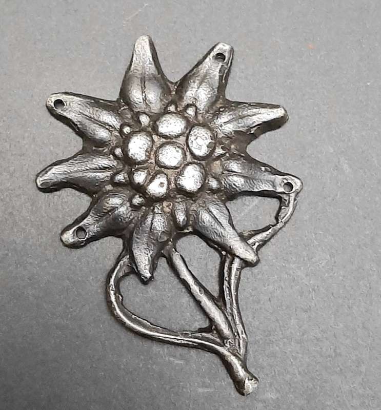WW2 German Gebirgsjäger `Kriegsmetall` Edelweiss Cap Insignia
