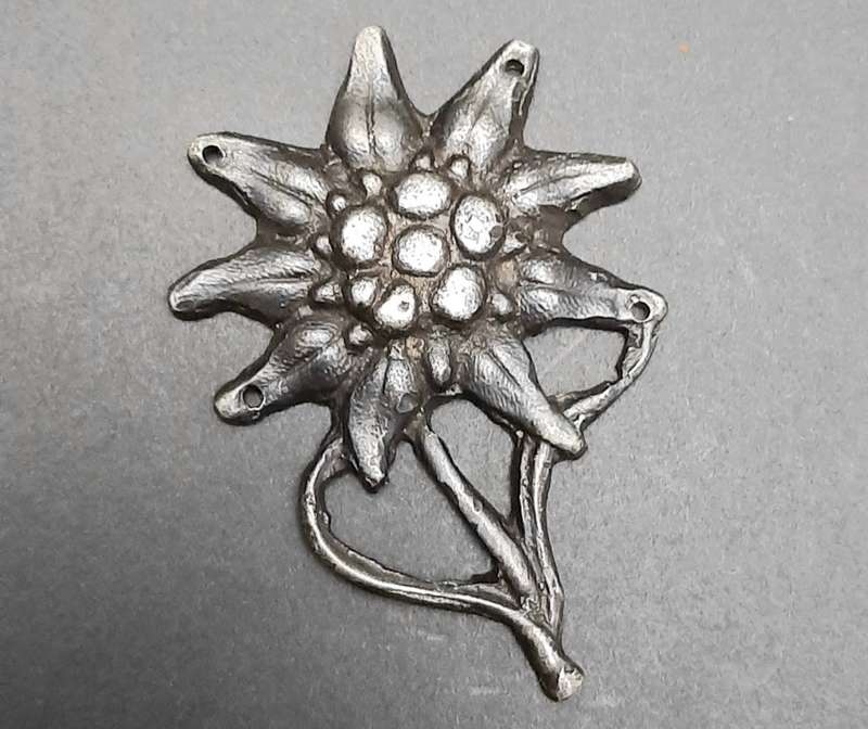WW2 German Gebirgsjäger `Kriegsmetall` Edelweiss Cap Insignia