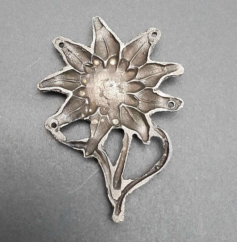 WW2 German Gebirgsjäger `Kriegsmetall` Edelweiss Cap Insignia