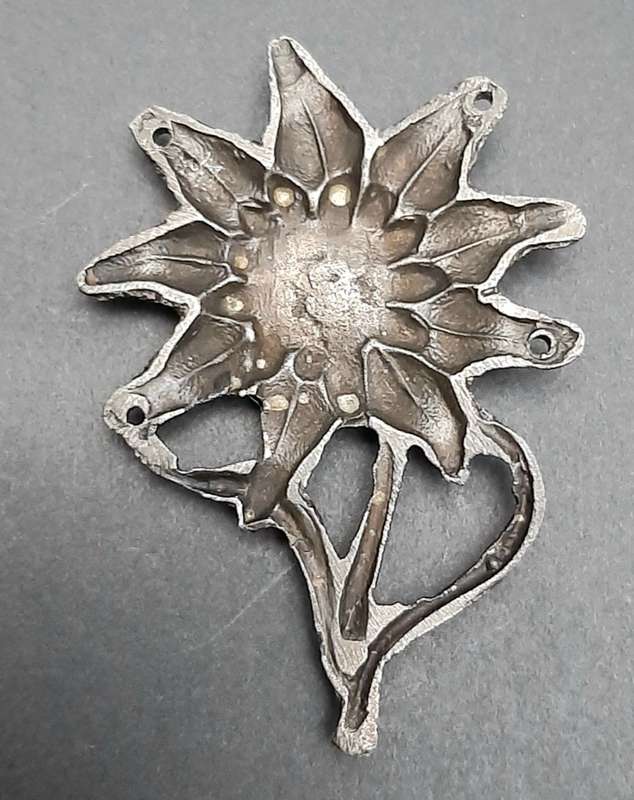 WW2 German Gebirgsjäger `Kriegsmetall` Edelweiss Cap Insignia