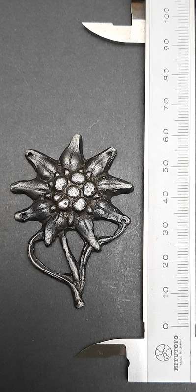 WW2 German Gebirgsjäger `Kriegsmetall` Edelweiss Cap Insignia