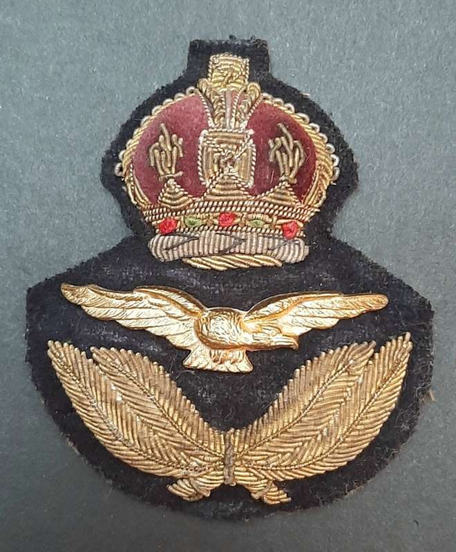 ** WW2 Royal Air Force Senior Officer`s Bullion & Metal Cap Badge.**