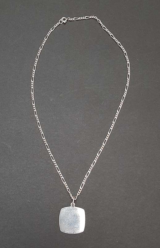 **STUNNING: .925 Silver Ladies` Chain w/ Pendant Medallion (20cm).**