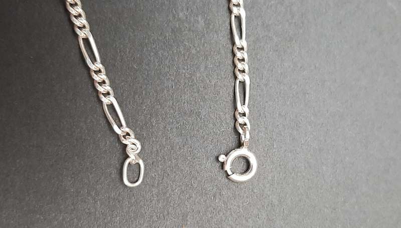 **STUNNING: .925 Silver Ladies` Chain w/ Pendant Medallion (20cm).**