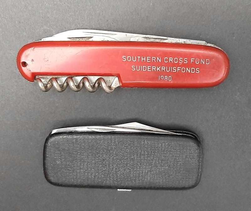 **Border War : 1980s SADF Southern Cross Fund Pocket Knives x2 **