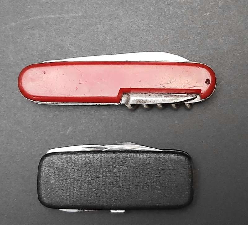 **Border War : 1980s SADF Southern Cross Fund Pocket Knives x2 **