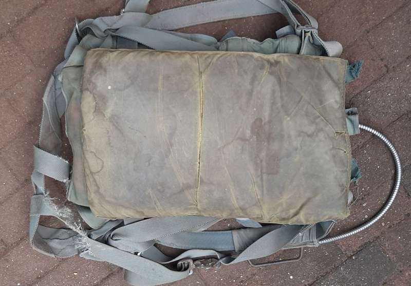 ** RARE: U.S. Navy Vietnam War Jet Pilot`s Parachute Harness w/ Silk (USED).**