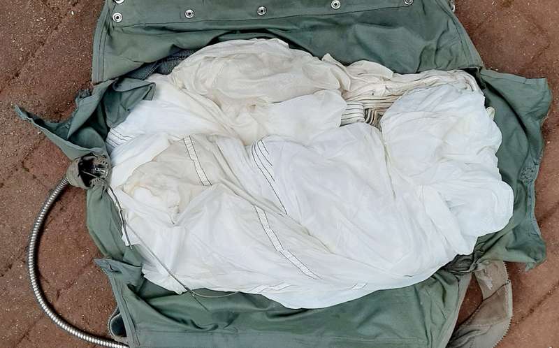 ** RARE: U.S. Navy Vietnam War Jet Pilot`s Parachute Harness w/ Silk (USED).**