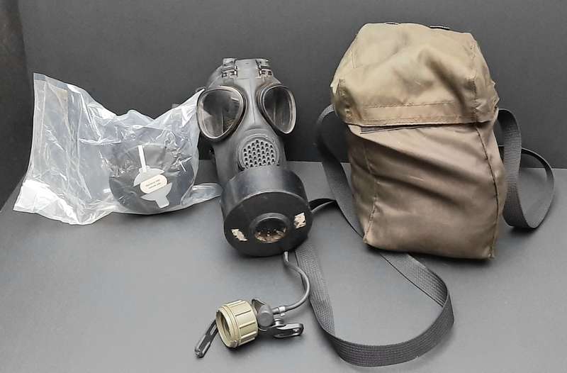 **1990s SANDF SM-90 Gas Mask w/ Webbing Bag & Add. Filter **