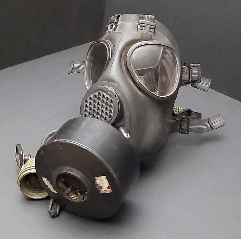 **1990s SANDF SM-90 Gas Mask w/ Webbing Bag & Add. Filter **