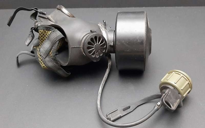 **1990s SANDF SM-90 Gas Mask w/ Webbing Bag & Add. Filter **
