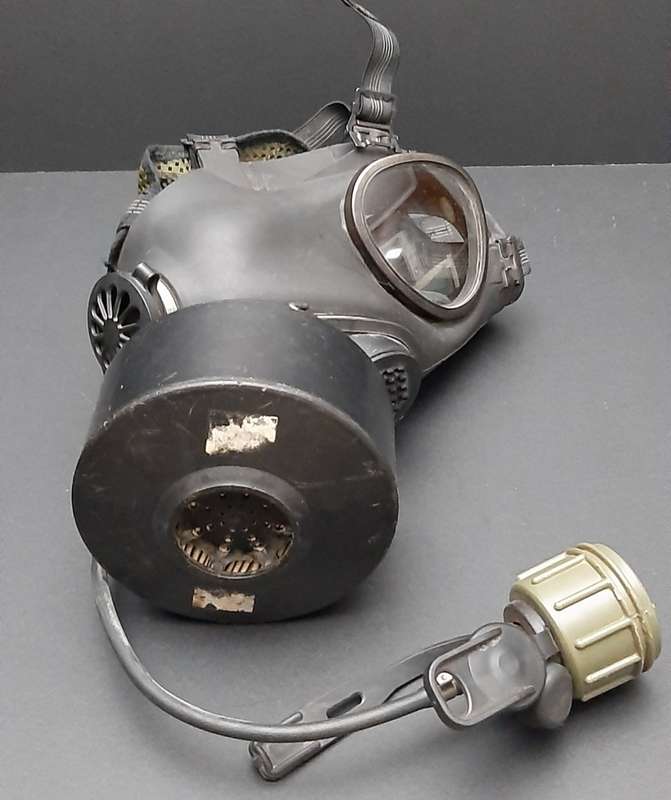 **1990s SANDF SM-90 Gas Mask w/ Webbing Bag & Add. Filter **