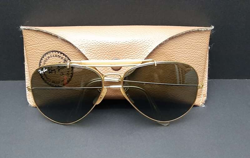 **STUNNING: 1980s Ray-Ban Ladies` Aviator Sunglasses w/ Case (USED).**