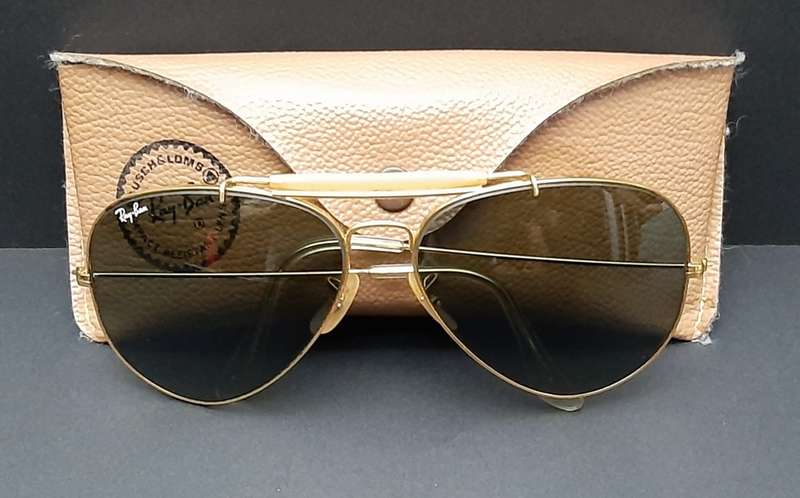 **STUNNING: 1980s Ray-Ban Ladies` Aviator Sunglasses w/ Case (USED).**