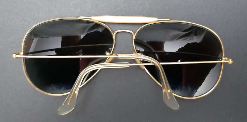 **STUNNING: 1980s Ray-Ban Ladies` Aviator Sunglasses w/ Case (USED).**