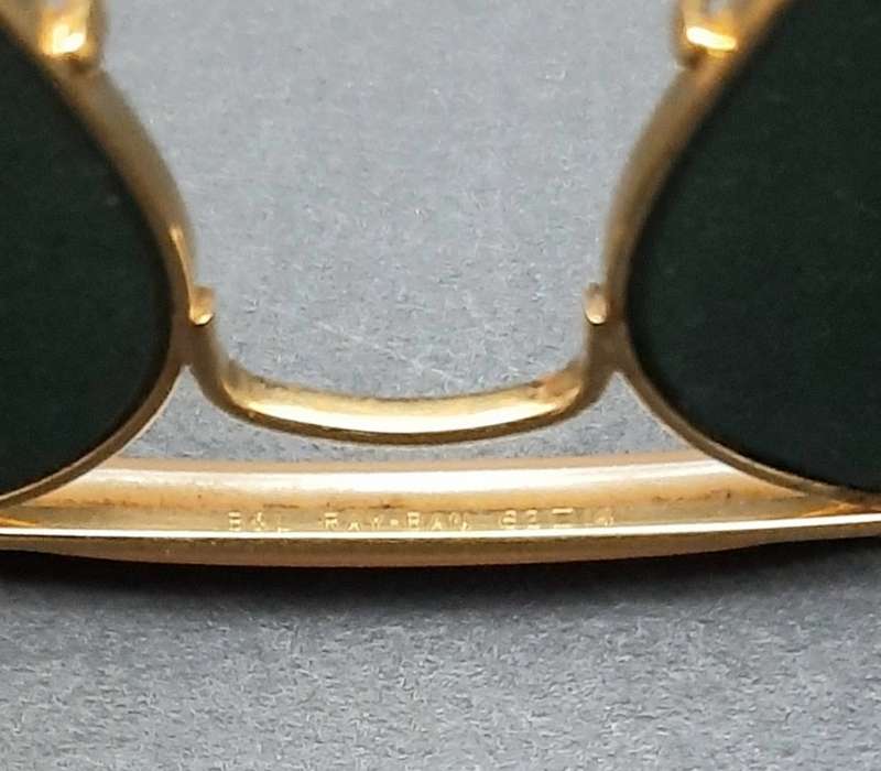 **STUNNING: 1980s Ray-Ban Ladies` Aviator Sunglasses w/ Case (USED).**