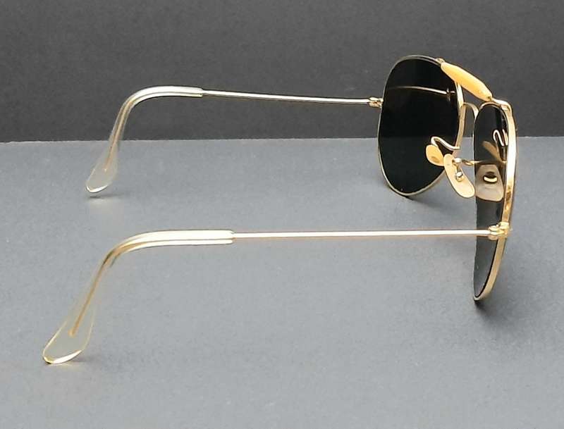 **STUNNING: 1980s Ray-Ban Ladies` Aviator Sunglasses w/ Case (USED).**