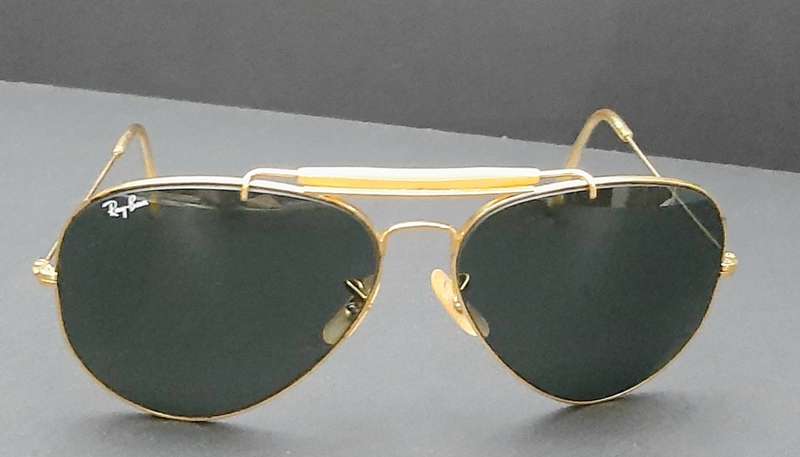 **STUNNING: 1980s Ray-Ban Ladies` Aviator Sunglasses w/ Case (USED).**